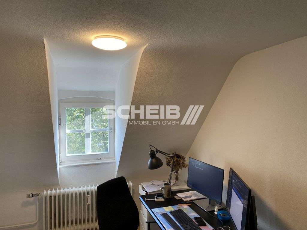 Hübsches Büro im Dachgeschoss eines Geschäftshauses